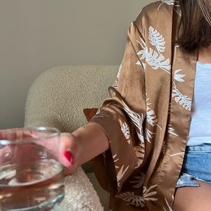 Lunya Washable Silk Short Robe in Lush Caramel Palm